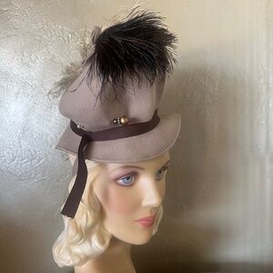 BREATHTAKING 1940s' TAUPE FELT TILT HAT WITH OSTRICH FEATHERS